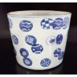 LARGE EARLY TWENTIETH-CENTURY CHINESE BLUE AND WHITE BRUSH POT