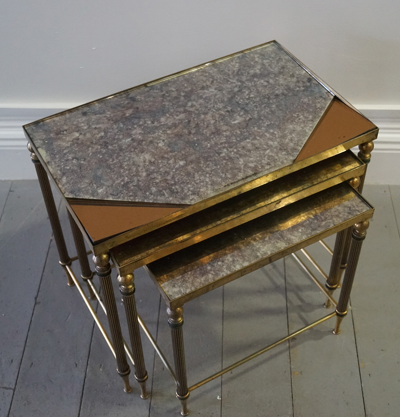 MID- CENTRUY DESIGNER NEST OF BRASS TABLES