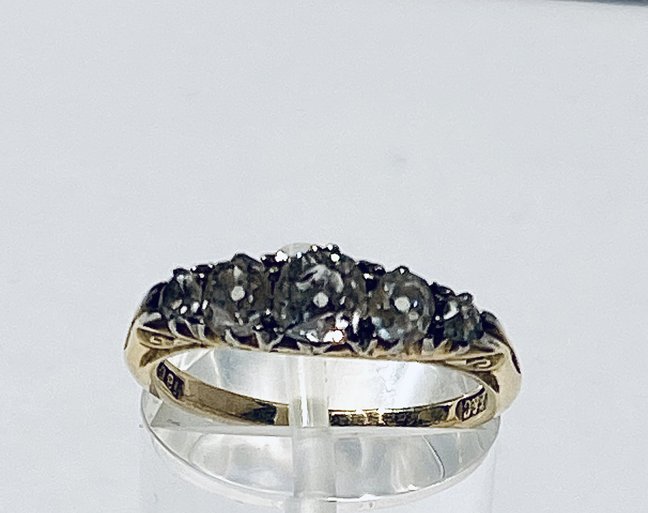 18CT YELLOW GOLD GRADUATED 5 STONE DIAMOND RING - Bild 8 aus 10