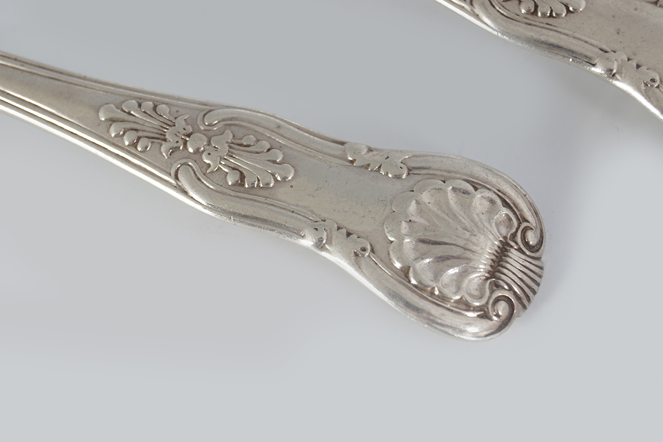 TWO SILVER KING'S PATTERN DESSERT SPOONS - Bild 2 aus 3