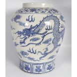 LARGE CHINESE BLUE AND WHITE GINGER JAR