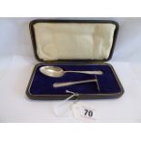 Cased silver spoon and pusher set (Sheffield 1921)