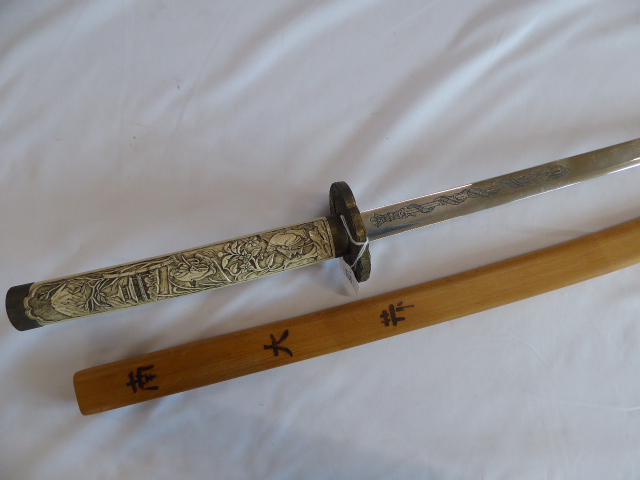 Replica Samurai sword with scrimshaw style handle in wooden scabbard and replica flinlock rifle - Image 2 of 4