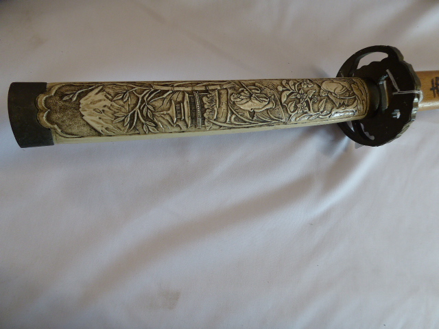 Replica Samurai sword with scrimshaw style handle in wooden scabbard and replica flinlock rifle - Image 3 of 4