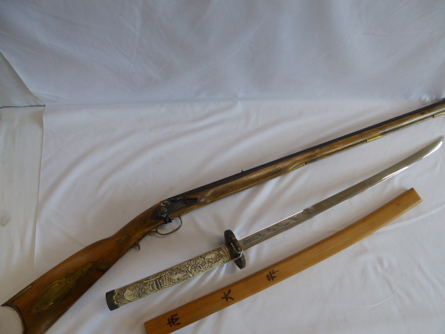 Replica Samurai sword with scrimshaw style handle in wooden scabbard and replica flinlock rifle - Image 4 of 4