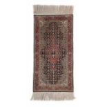 Kleiner Seidenteppich mit Herati-Muster