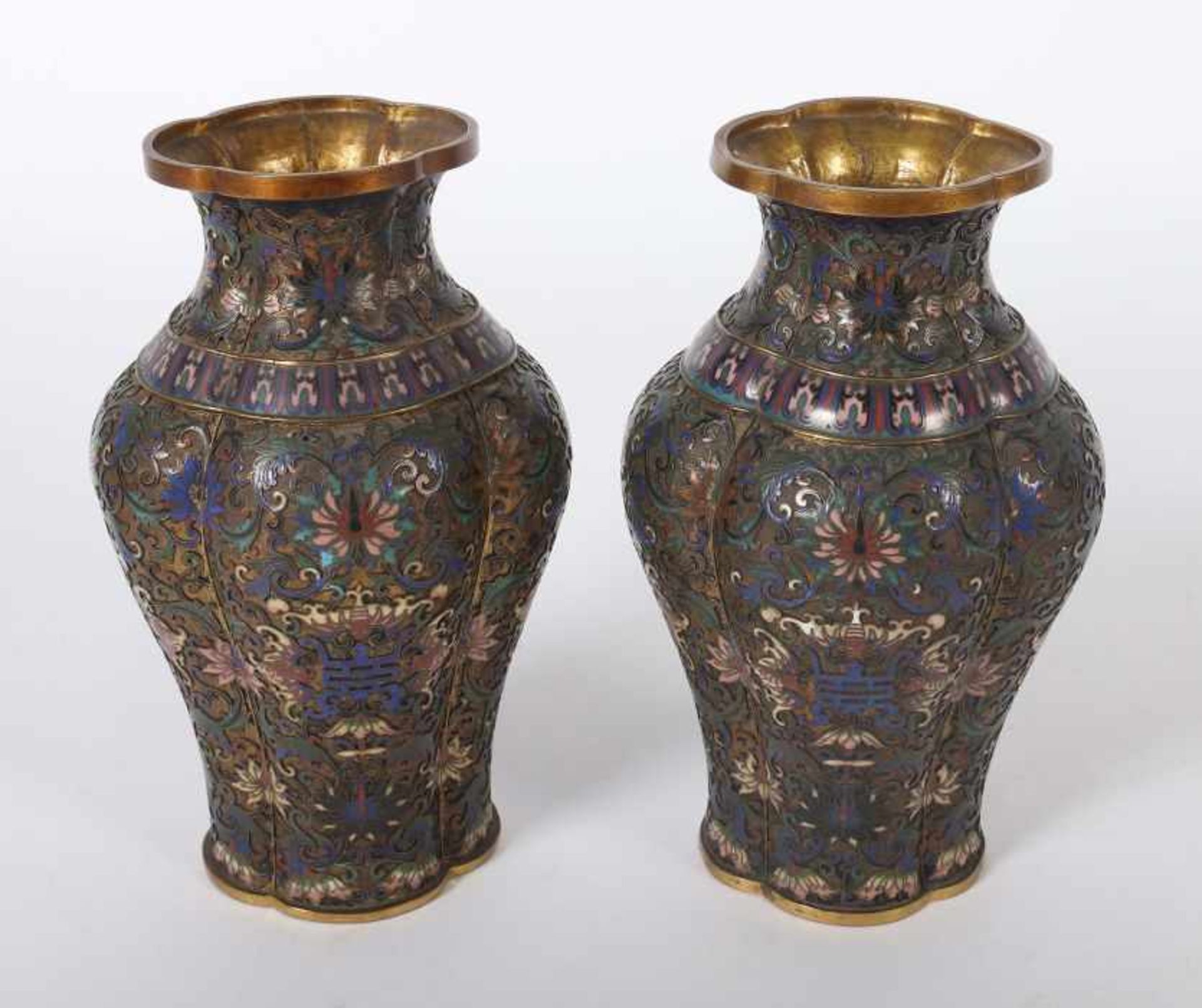 Cloisonné-Vasenpaar< - Bild 2 aus 3