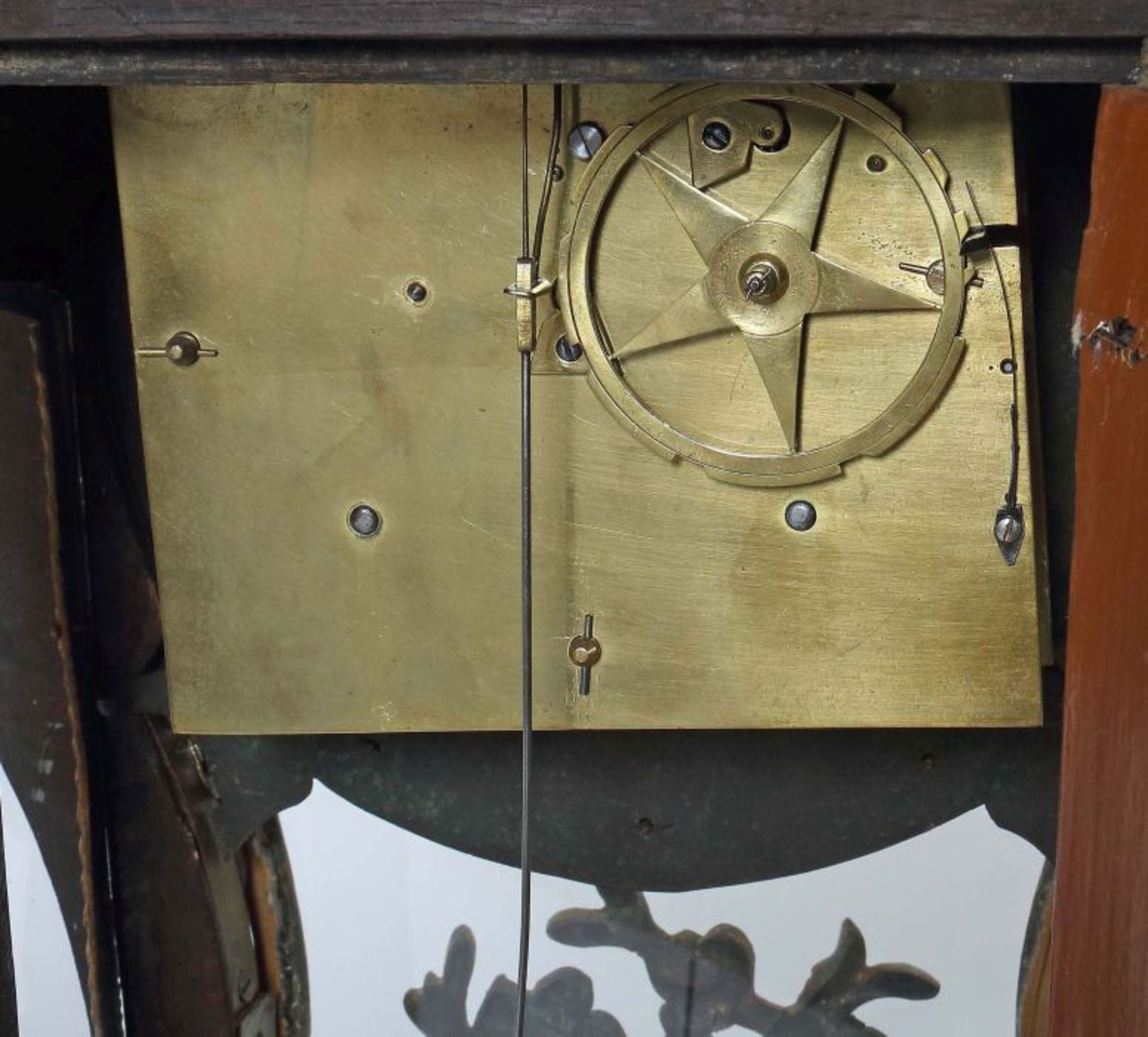 Louis XV-Pendule mit Vasenbekrönung - Bild 5 aus 6