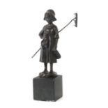 Pilar, Johan (nach) 1870 - 1930, Wiener Bildhauer. "Magd mit Rechen", Bronze, vollplastische