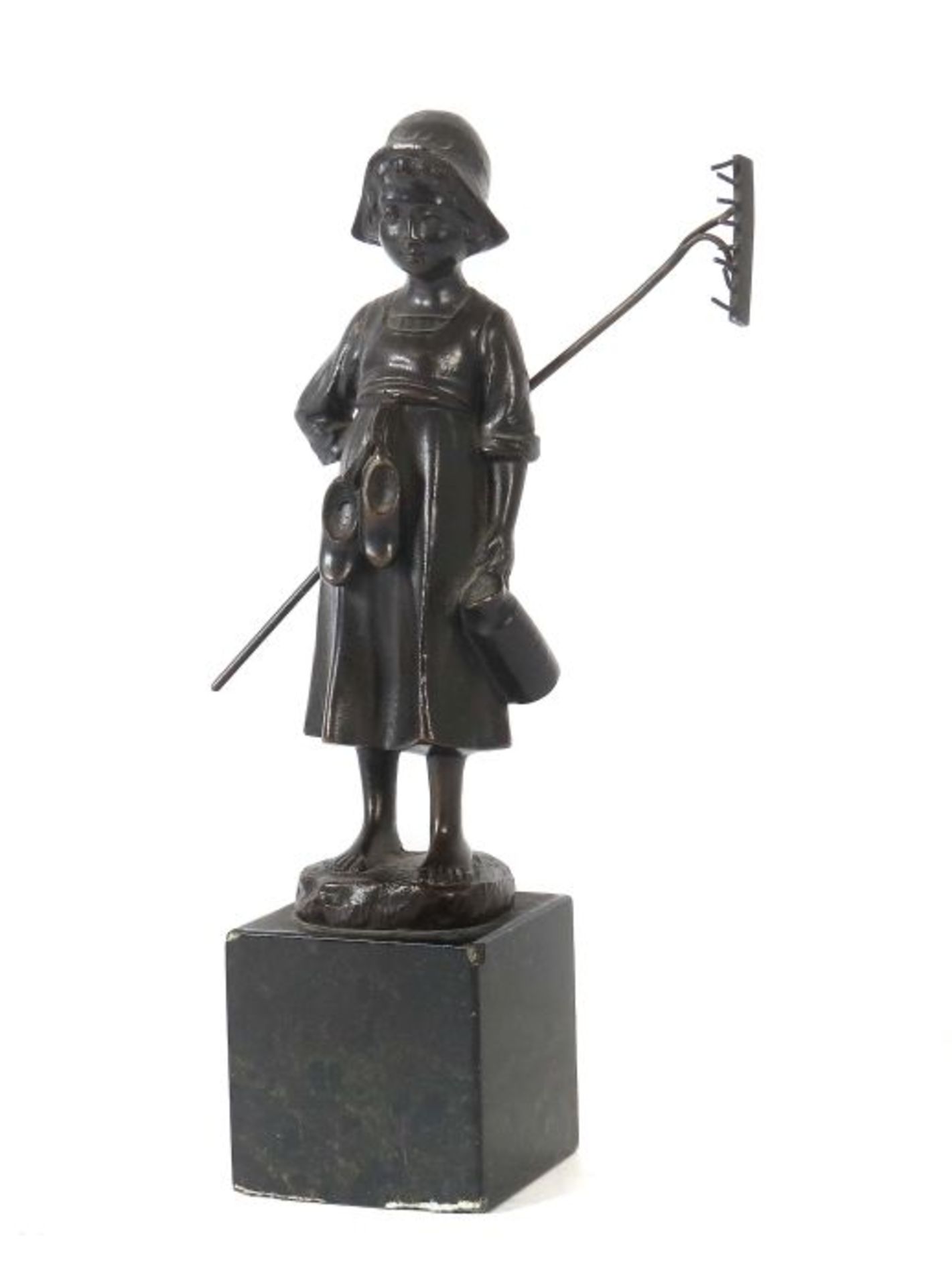 Pilar, Johan (nach) 1870 - 1930, Wiener Bildhauer. "Magd mit Rechen", Bronze, vollplastische