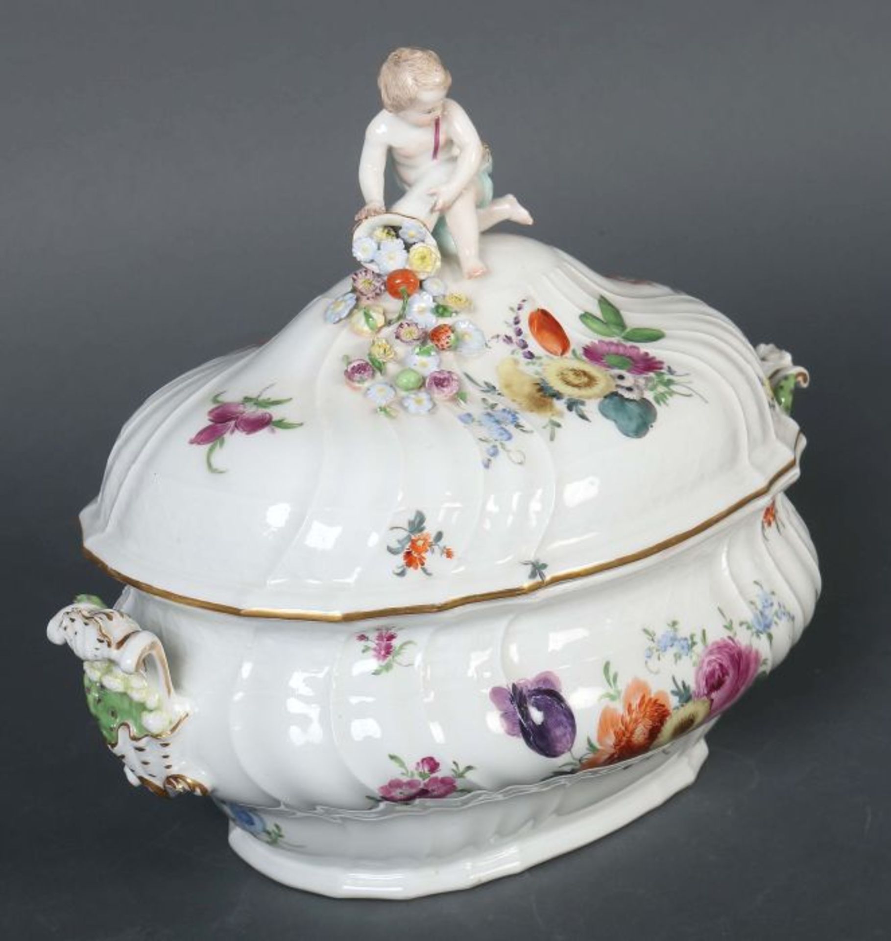 Prunkvolle Deckelterrine Meissen, ca. 1756-80, Porzellan, glasiert und in Aufglasurmalerei mit - Bild 2 aus 4