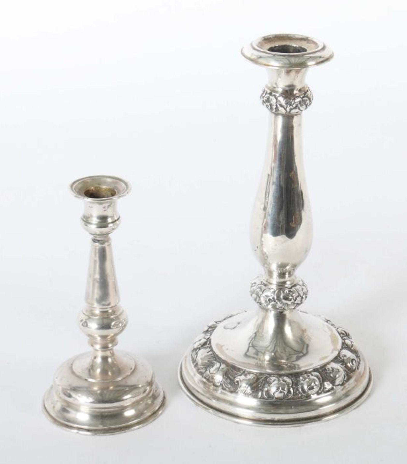 2 variierende Tischleuchter Wien, 2. Hälfte 19. Jh., Silber 800/13-lötig, ca. 378 g, - Bild 2 aus 2