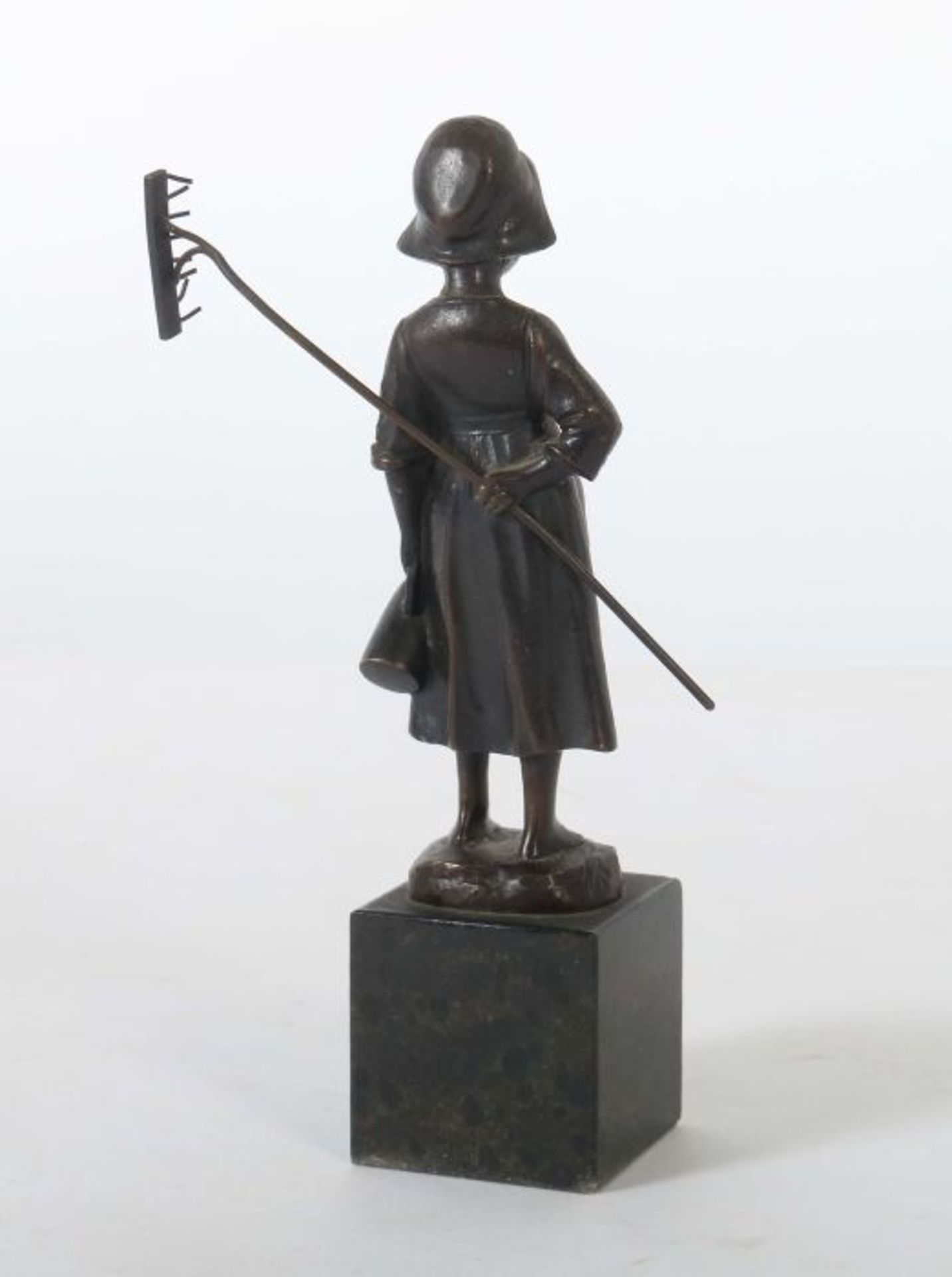 Pilar, Johan (nach) 1870 - 1930, Wiener Bildhauer. "Magd mit Rechen", Bronze, vollplastische - Bild 3 aus 3