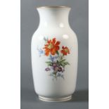 Bodenvase Meissen, 1961, Porzellan, glasiert, frontales Blumenbouquet sowie rückseitig zwei