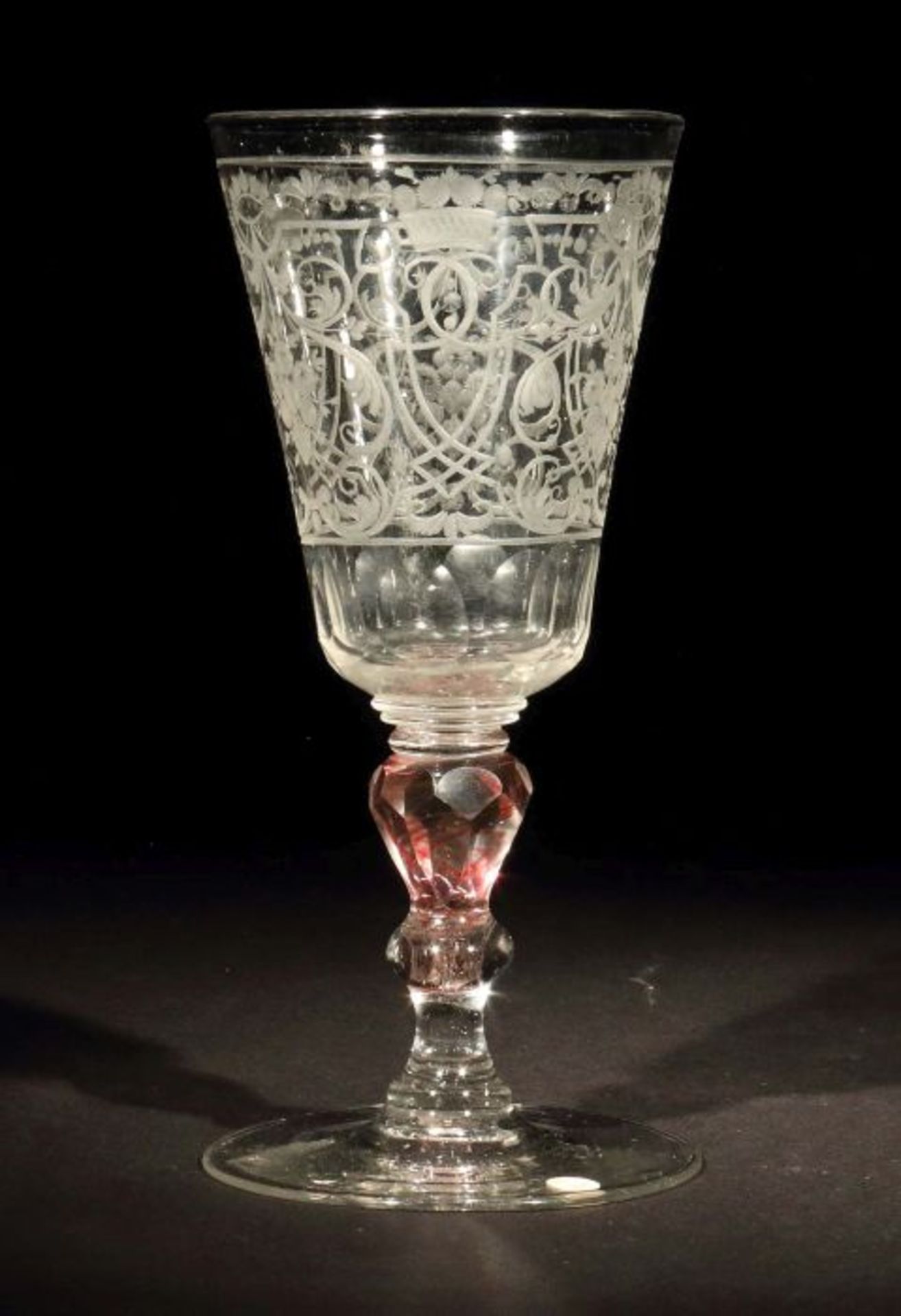 Pokal mit Goldrubinfäden Böhmen, um 1720, farbloses Glas mit Scheibenfuß und Abriss, die sich nac - Bild 2 aus 3