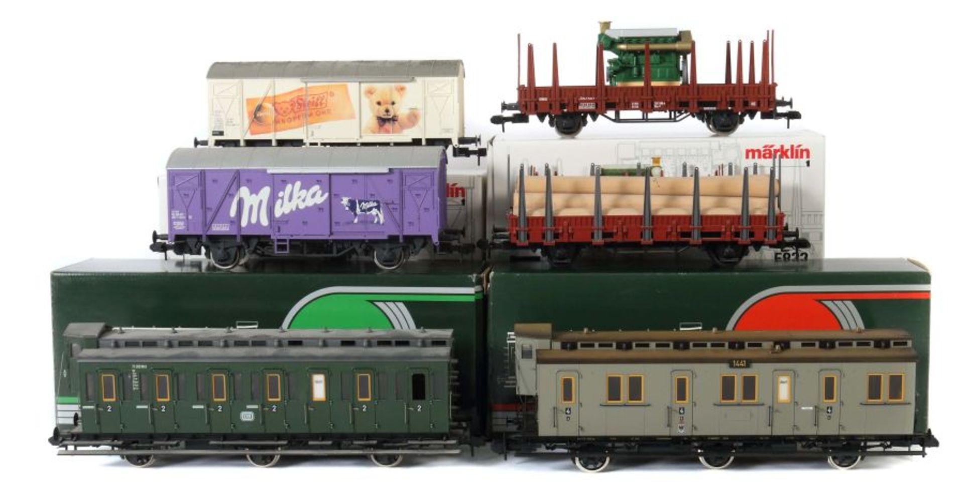 6 Wagen Märklin, Spur 1, 2 x Personenwagen 2. Klasse der DB, 1 x grau, 1 x grün, je im OK; 1 x ged