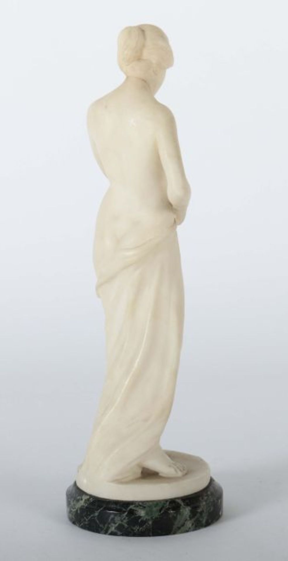 Bildhauer des 19./20. Jh. "Nach dem Bade", Alabaster, vollplastische Figur eines stehenden - Bild 2 aus 5