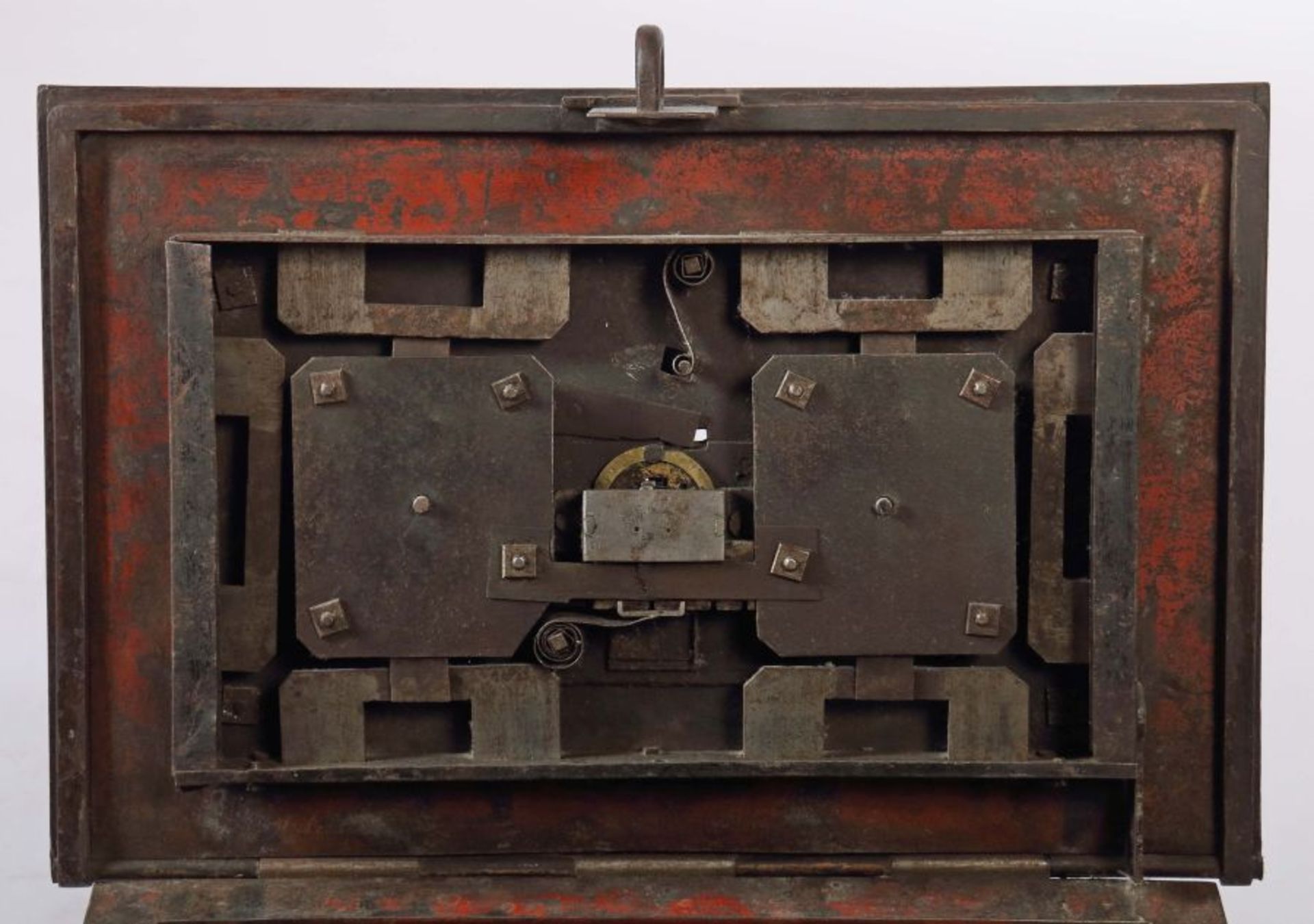 Kleine Soldtruhe 19. Jh., Eisentruhe mit seitlichen Klapphenkeln, Verschluss über Vorhängeschloss - Bild 3 aus 3