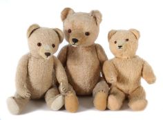 3 Teddy-Bären Fa. Herrmann, ca. 1950-60er Jahre, 1 x Teddy, gegliedert, helles Mohair, geknickte