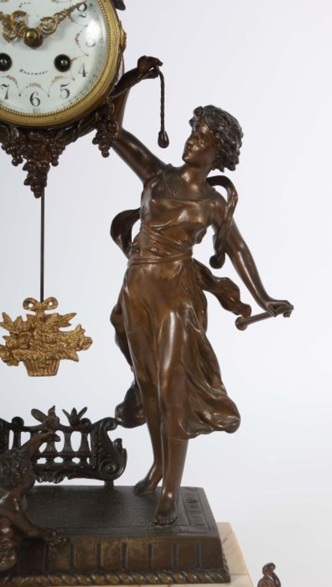 Große Figurenpendule Ende 19. Jh., Bronze/Marmor, rundes Uhrengehäuse, mit weißem - Bild 3 aus 4