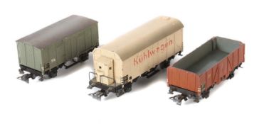 3 Güterwagen Märklin, Spur H0, 1 x off. Güterwagen 311b/8, im OK, kl. Ausbruch an Radabdeckung; 1