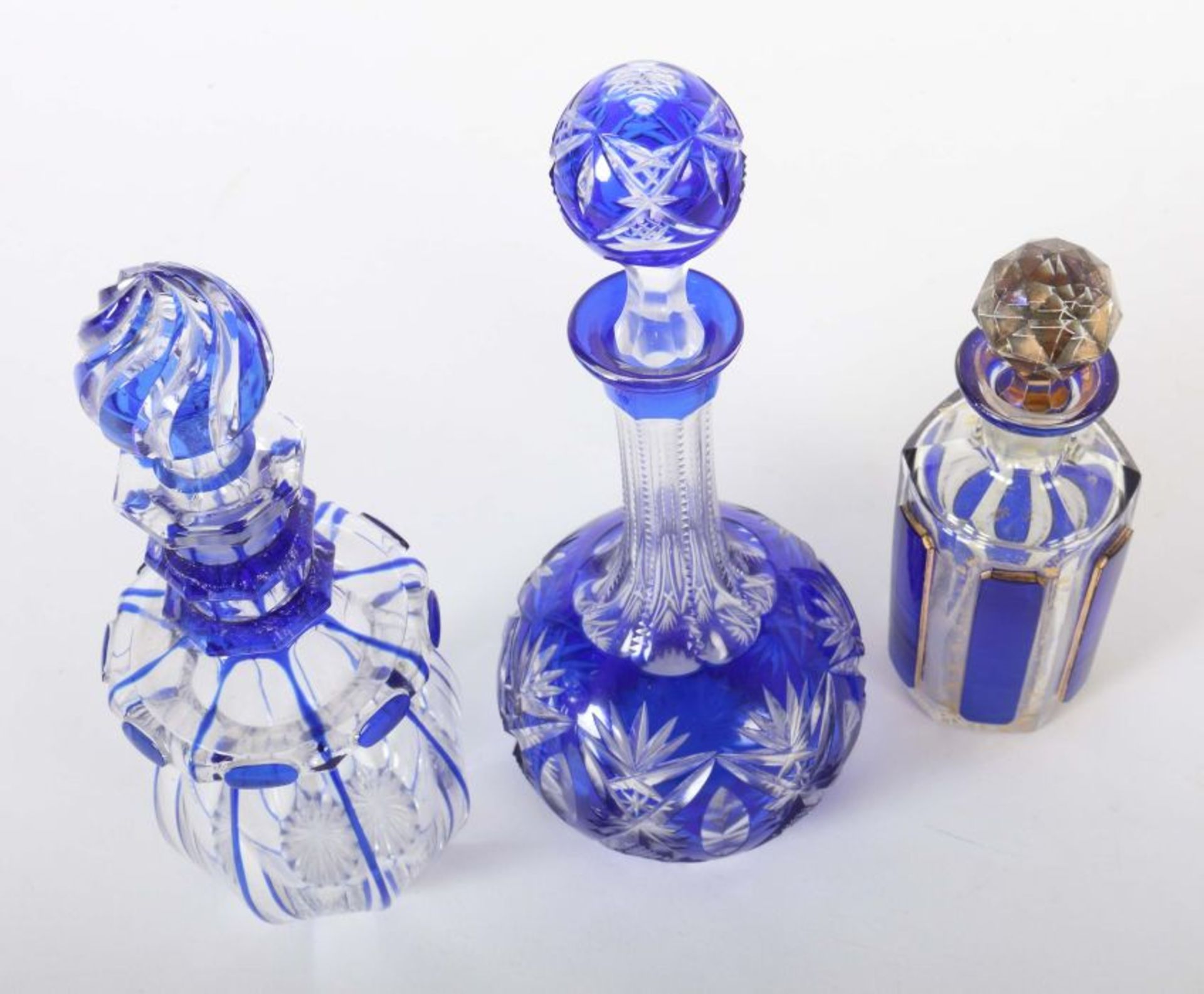 Drei Flakons mit Stöpsel Böhmen, um 1860, farbloses Glas, part. kobaltblau über- bzw. unterfangen - Bild 2 aus 2