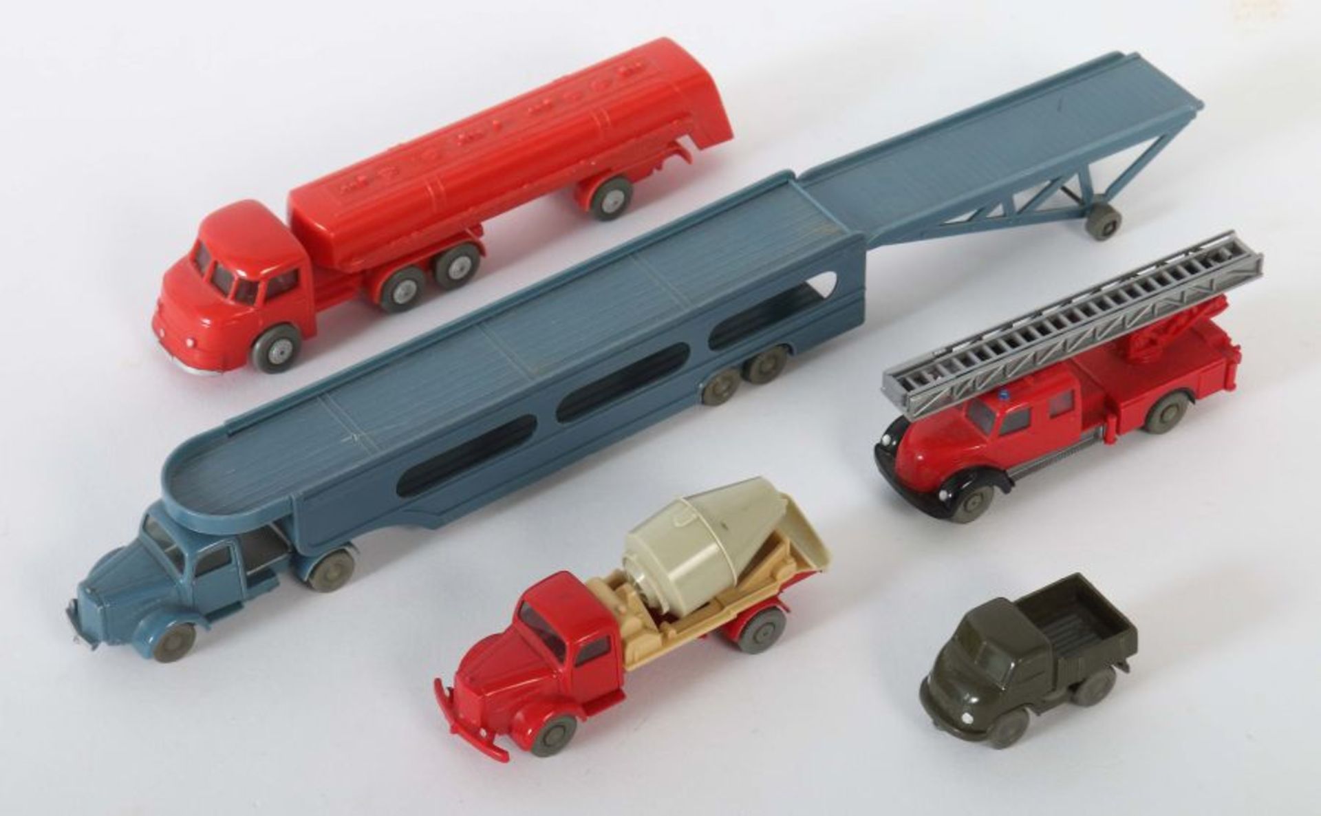 5 Fahrzeuge Wiking, 1:87, meist 1960-70er Jahre, 1 x 235 Esso-Tanklastzug Henschel Bimot, ohne