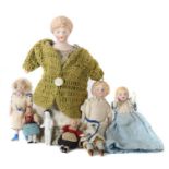 4 Stubenpüppchen und 3 Miniaturen um 1920, Porzellan, 1 x Brustblattkopf-Dame, Stoffkörper,