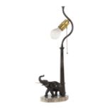 Tischlampe 1. Drittel 20. Jh., Metallguß bronziert, stehender vollplastischer Elefant neben
