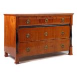 Biedermeier-Kommode mit Halbsäulen um 1830, Kirschbaum furniert, 2 Schubladen flankiert von