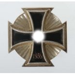 Eisernes Kreuz 1939, 1. Klasse, Schinkel Form an Stern-Scheibe, leicht gewölbte Form, geschwärzter