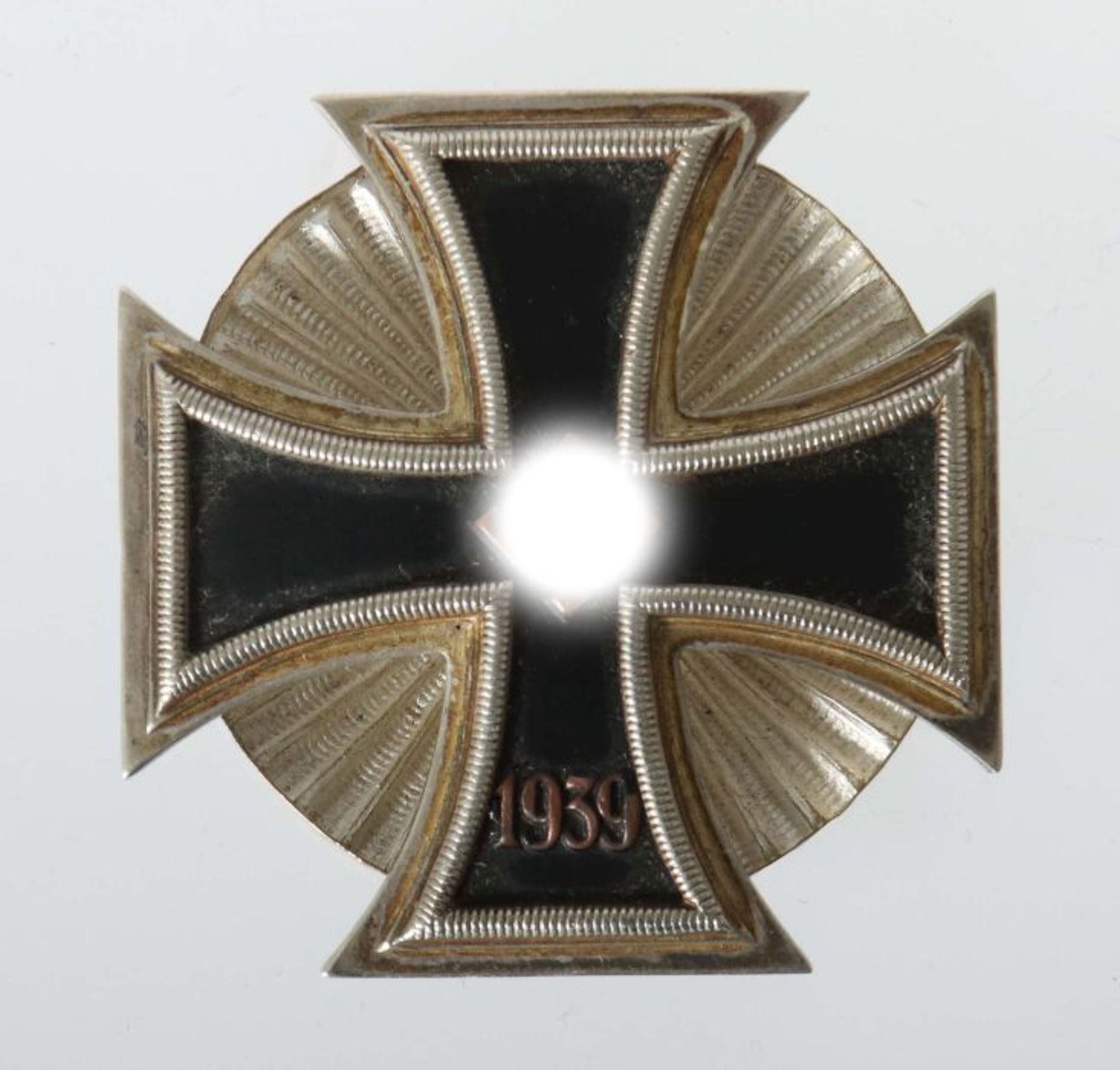 Eisernes Kreuz 1939, 1. Klasse, Schinkel Form an Stern-Scheibe, leicht gewölbte Form, geschwärzter