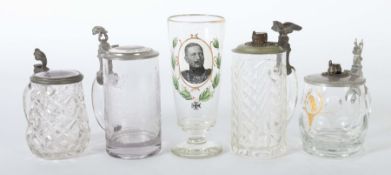 4 Glaskrüge, 1 Fußbecher zum militärischen Andenken, ca. um 1880-1910, 1 x Pressglaskrug mit