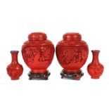 2 Paar Vasen China, 20. Jh., Metall/Rotlack, 1 Paar bauchige Vasen mit langem, zur Mündung hin
