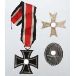 3 Orden 2.WK, Kriegsverdienstkreuz, 1.Klasse, an Nadel, Weißmetall versilbert, gepunzt m "1"; 1 x