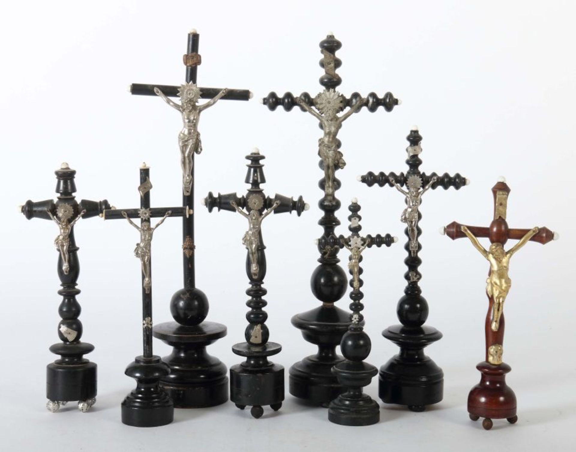 Konvolut Standkruzifixe Süddeutschland, 19./20. Jh., 8 varierende Kreuze aus gedrechseltem Holz,