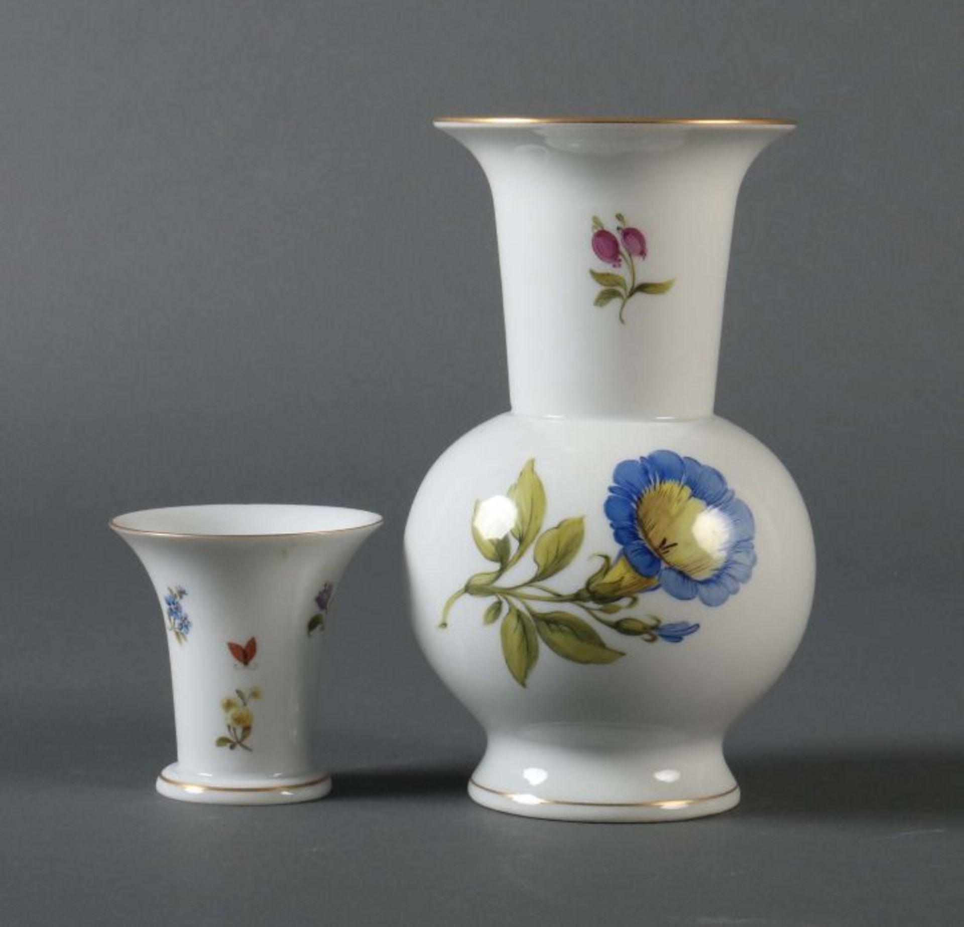 Zwei Vasen Ludwigsburg, nach 1948, Porzellan, glasiert und mit Aufglasurmalerei in Form von