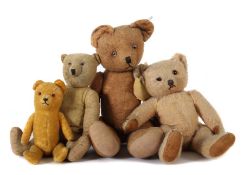 4 Teddy-Bären Frankreich ca. 1930 bis 1950er Jahre; 1 x weichgestopfter Bär mit geknickten Händen