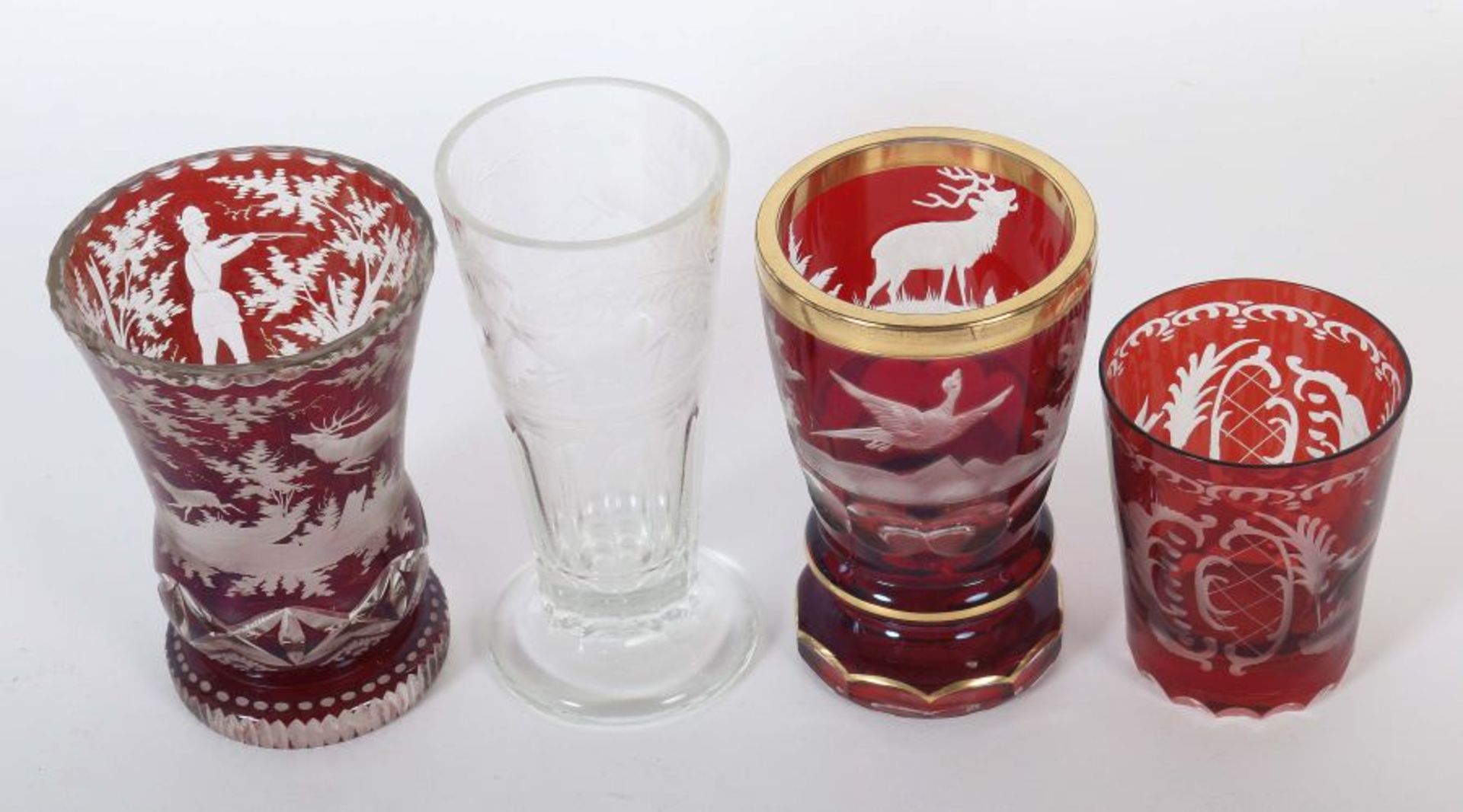 Drei Becher und ein Fußglas Ende 19./Anfang 20. Jh., die Becher aus farblosem Glas, rot lasiert, - Bild 2 aus 2