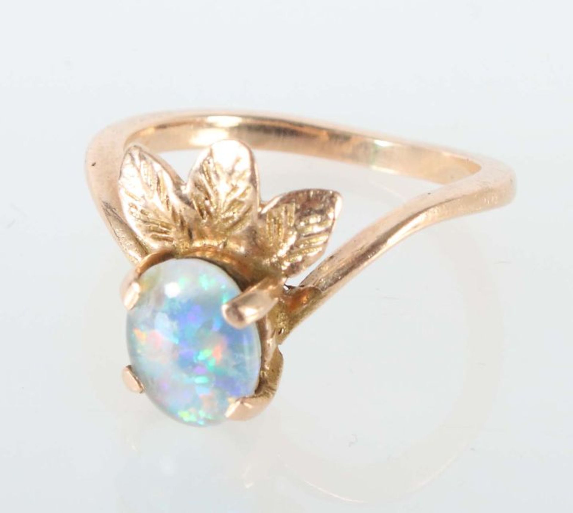 Damenring modern, Rotgold 585, geschwungene Ringschiene, der Ringkopf besetzt mit ovalem Opal (