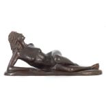 Bildhauer des 20. Jh. "Liegender Damenakt", Bronze, hohl gegossen, vollplastische Darstellung einer