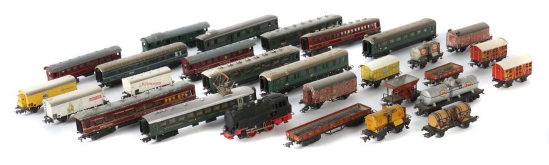 1 Lok, 28 Wagen Märklin, Spur H0, Blech, 1 x Dampflok T 800 wohl Typ 3, Guss brüniert, BZ 1946, L: