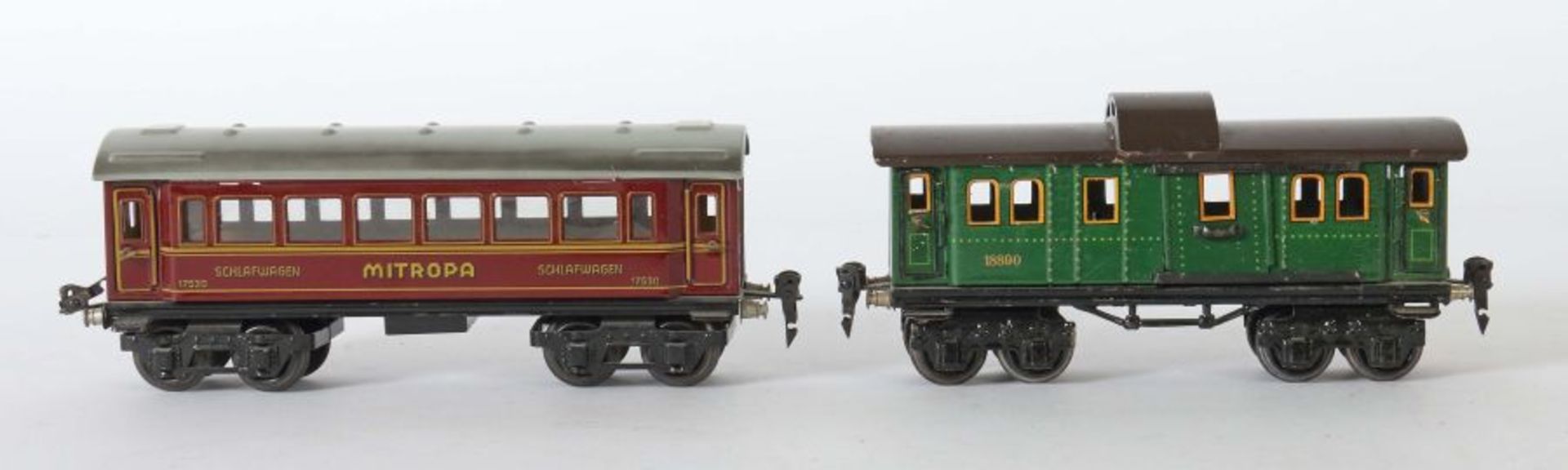 2 Wagen Märklin, Spur 0, 1 x Gepäckwagen 18890, grün, braunes Dach, 2 Schiebetüren, L: 21,5 cm; - Bild 2 aus 2