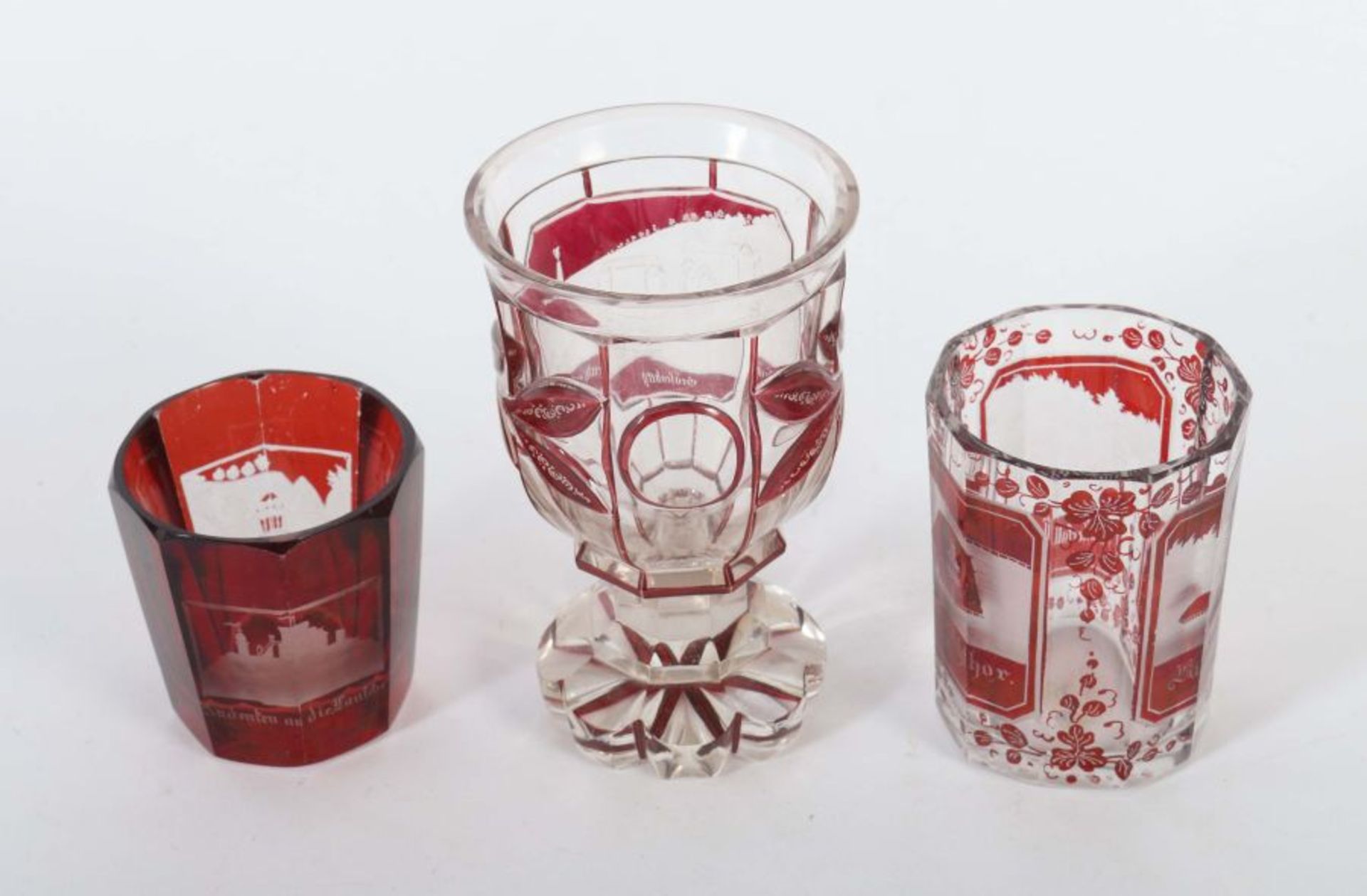 Drei Badegläser Böhmen, Mitte 19. Jh., farbloses Glas, die beiden Becher mit Rotlasur, der - Bild 2 aus 2