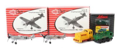 Kleines Konvolut best. aus 2 x Busch Plastik, Serie C Kriegs-Flugzeuge: Jagdflugzeug Messerschmitt
