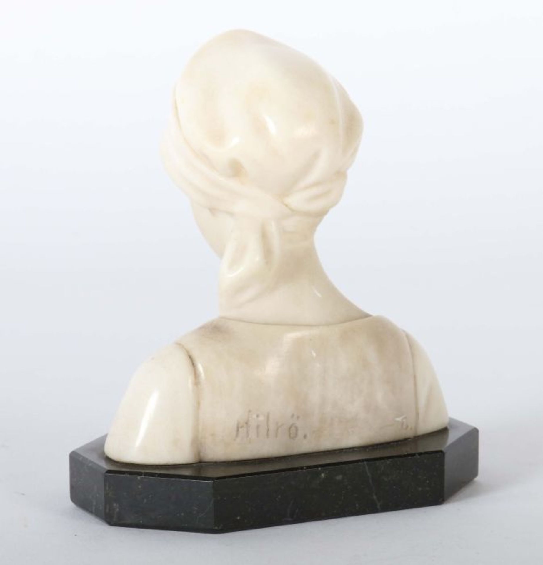 Bildhauer des 19./20. Jh. "Mädchenbüste", Alabaster, vollplastische Ausführung, das Haar unter - Bild 3 aus 4