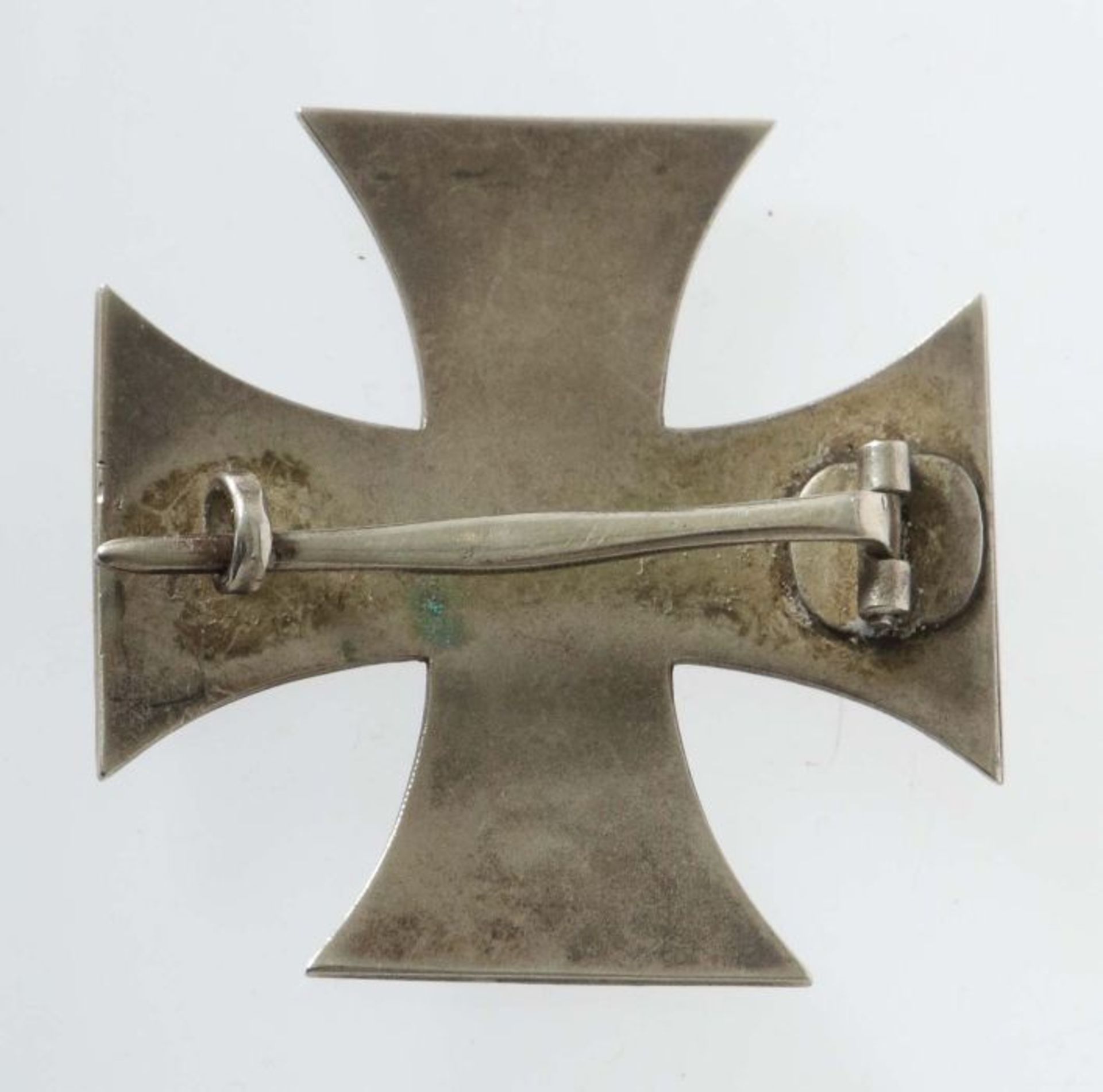 Eisernes Kreuz 1939, 1. Klasse, Schinkel Form an Nadel, leicht gewölbte Form, geschwärzter - Bild 2 aus 2