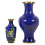2 Cloisonné-Vasen China, um 1900, Messing/Cloisonné, 1x rosé- und gelbfarbene Blüten an blättri