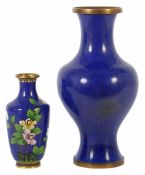 2 Cloisonné-Vasen China, um 1900, Messing/Cloisonné, 1x rosé- und gelbfarbene Blüten an blättri
