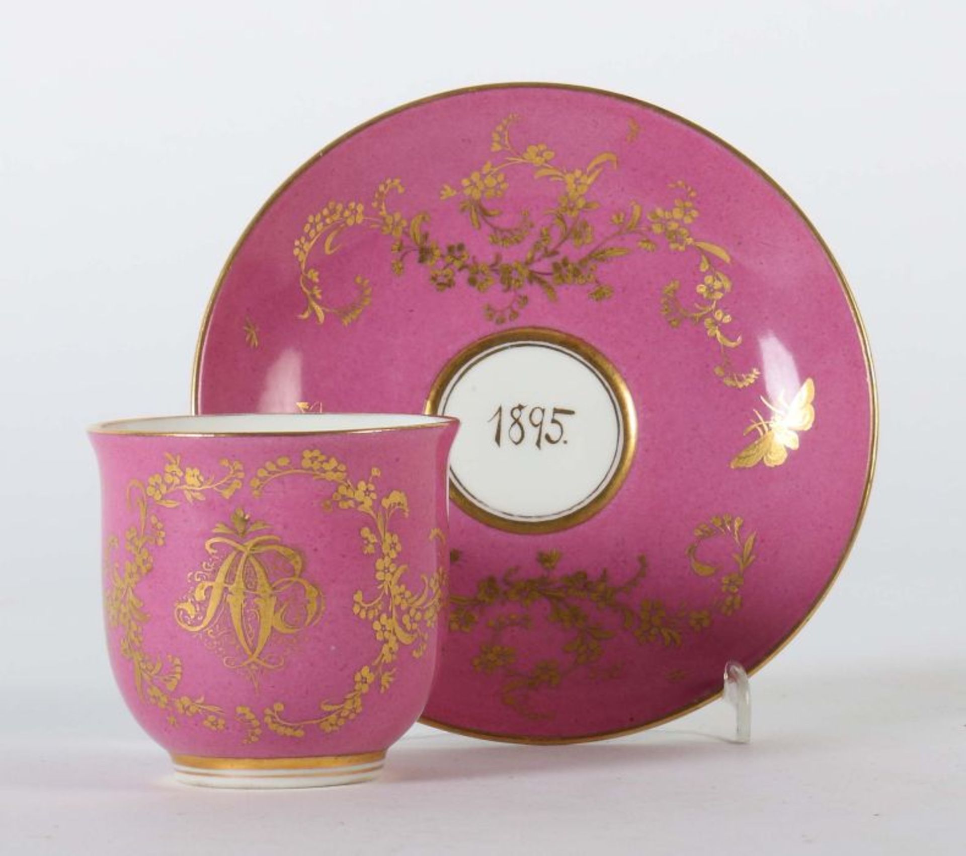 Andenkentasse mit Unterer Meissen, 1895, Porzellan, glasiert, je erikavioletter Fond, die Tasse mit